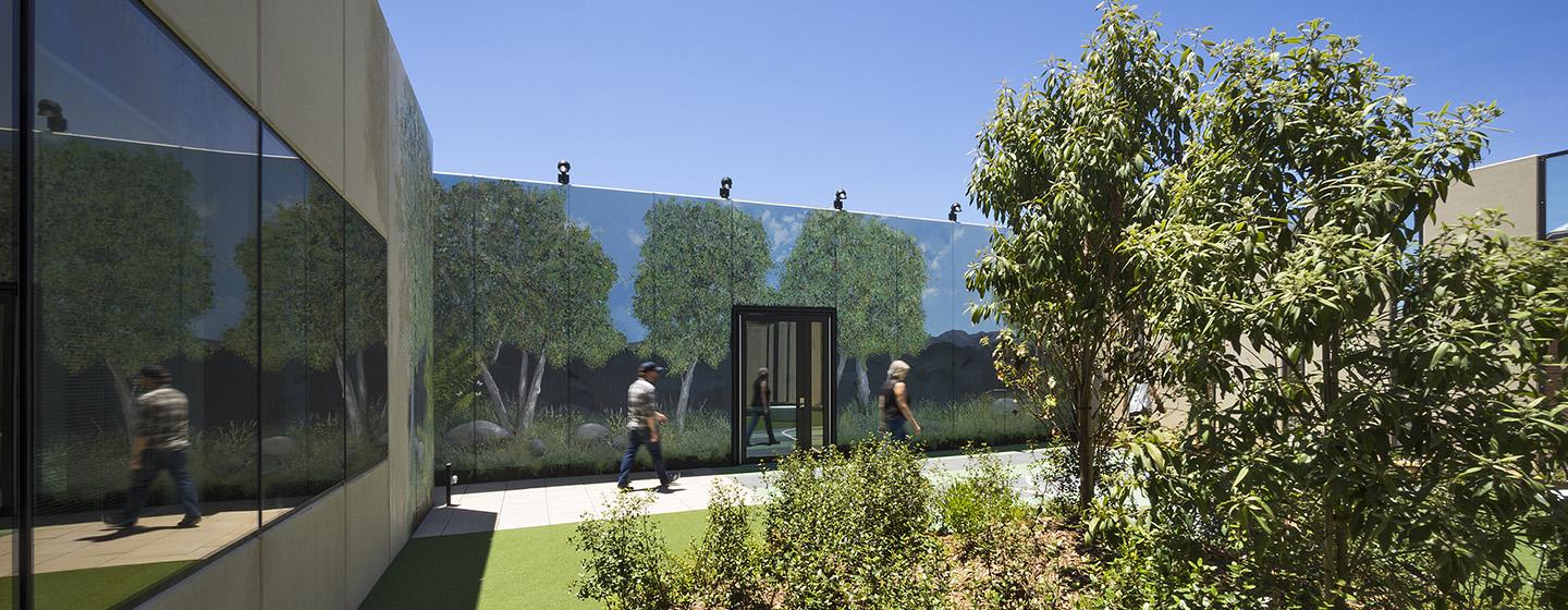 Internal courtyard at Bendigo Hospital. Designed by Bates Smart.